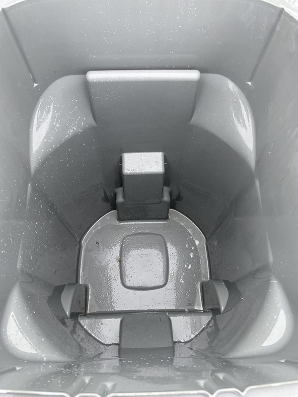 clean trash bin after cleaning